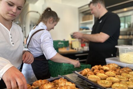 Zahlreiche Gäste am
Eröffnungsapéro