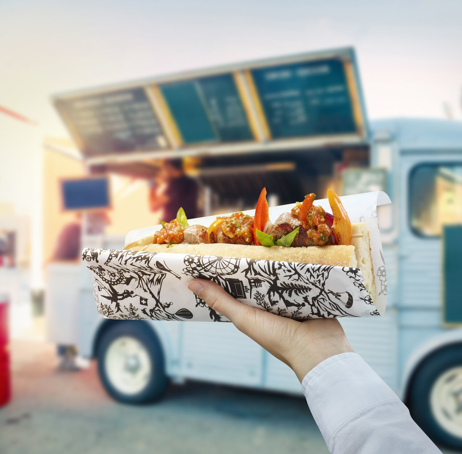 Wickelpapier vor dem Food Truck